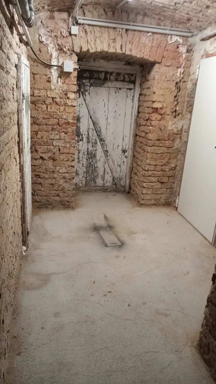 Dasselbe Kellerabteil nach der Räumung, besenrein