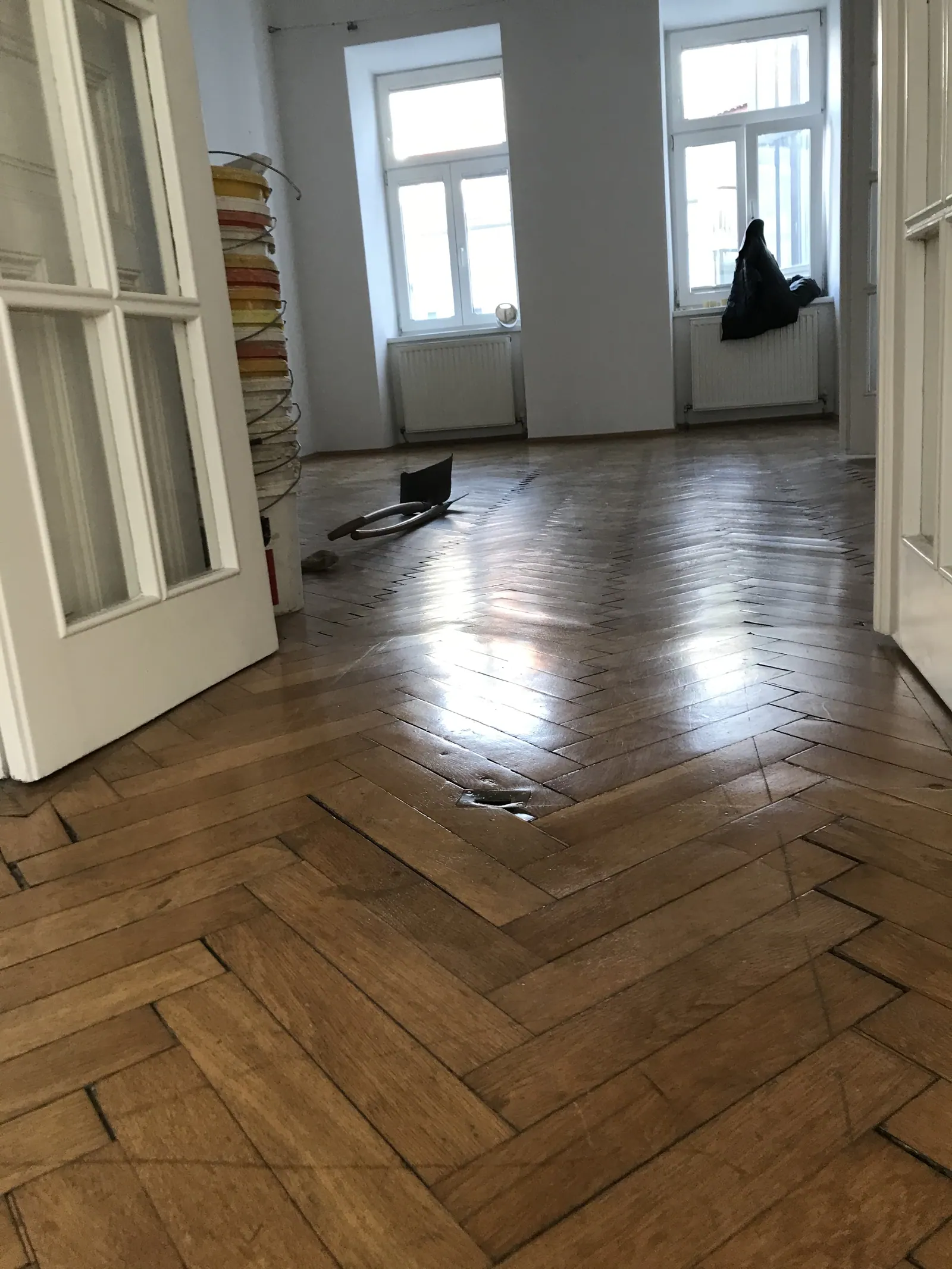 Besenrein geräumte Altbauwohnung mit Fischgrätparkett