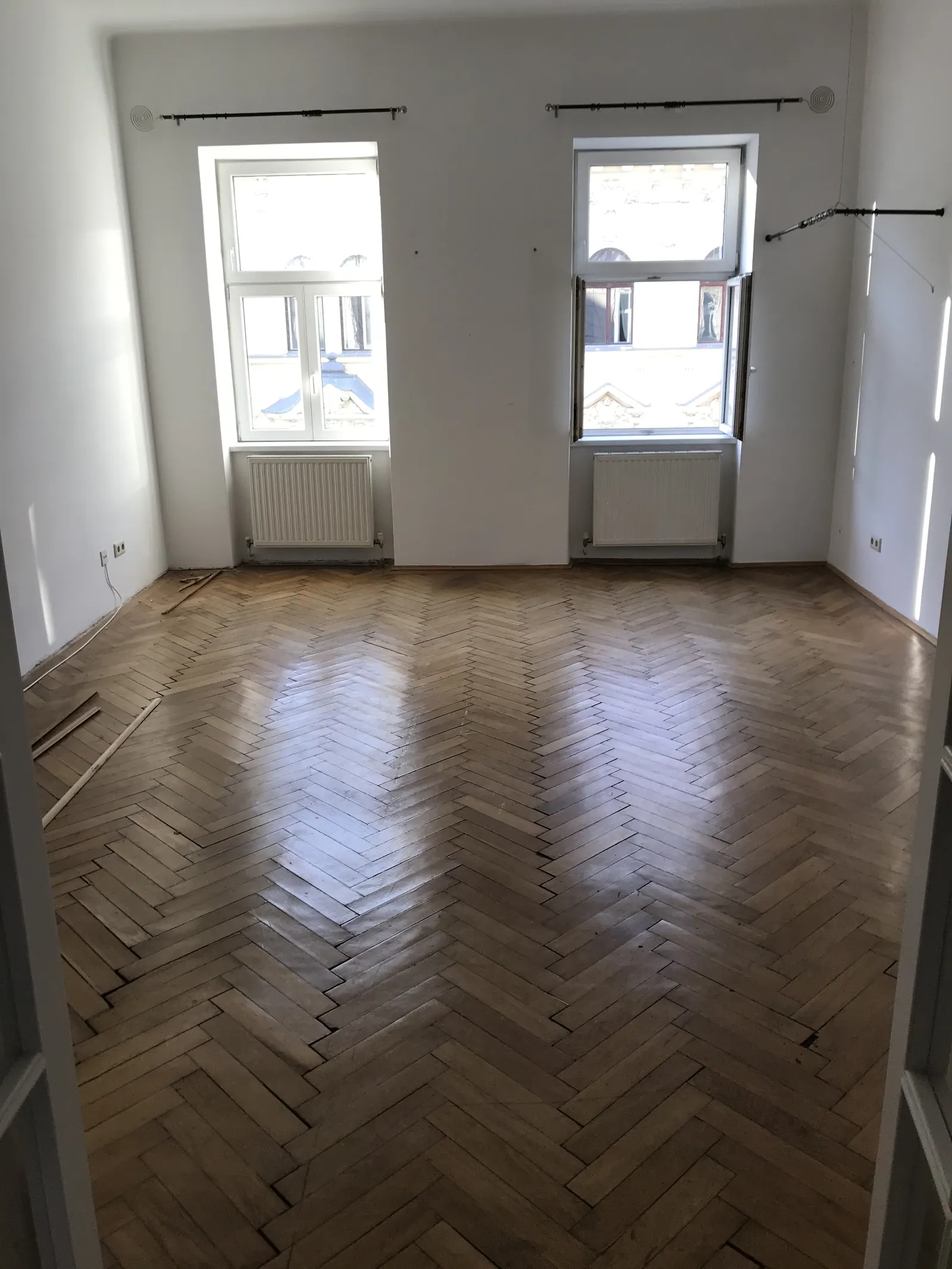 Leergeräumte Altbauwohnung mit Parkettboden