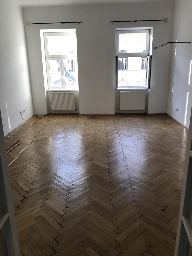 Leergeräumte Altbauwohnung nach der Wohnungsräumung